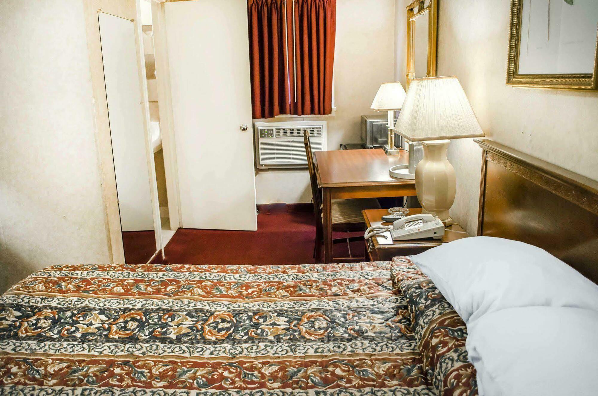 Rodeway Inn Dillsburg Bagian luar foto